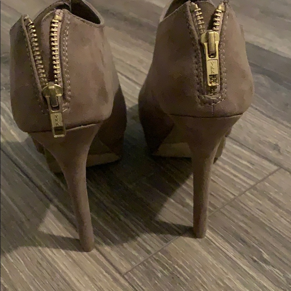 Heels - Picture 3 of 3